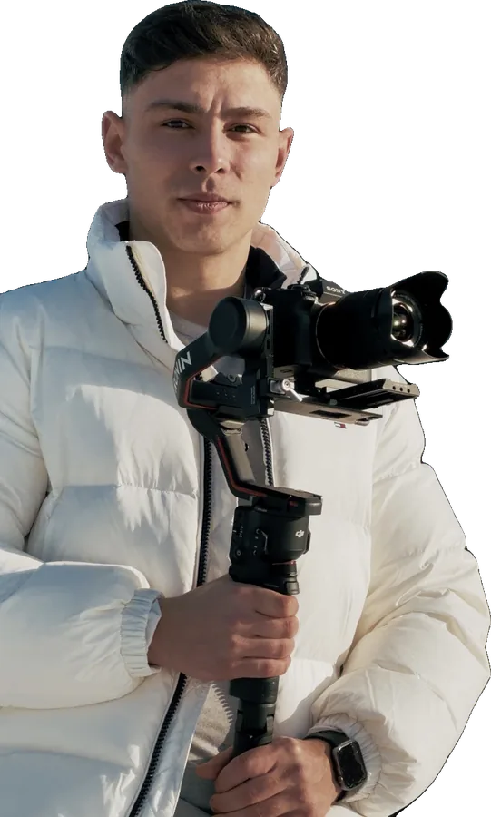 Kacper Kubis, Gründer und Videograf bei Avice Media, mit Gimbal-Kamera