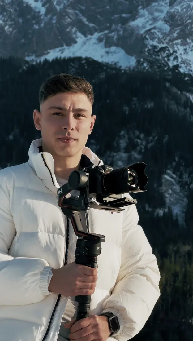Porträt von Kacper Kubis mit Gimbal-Kamera